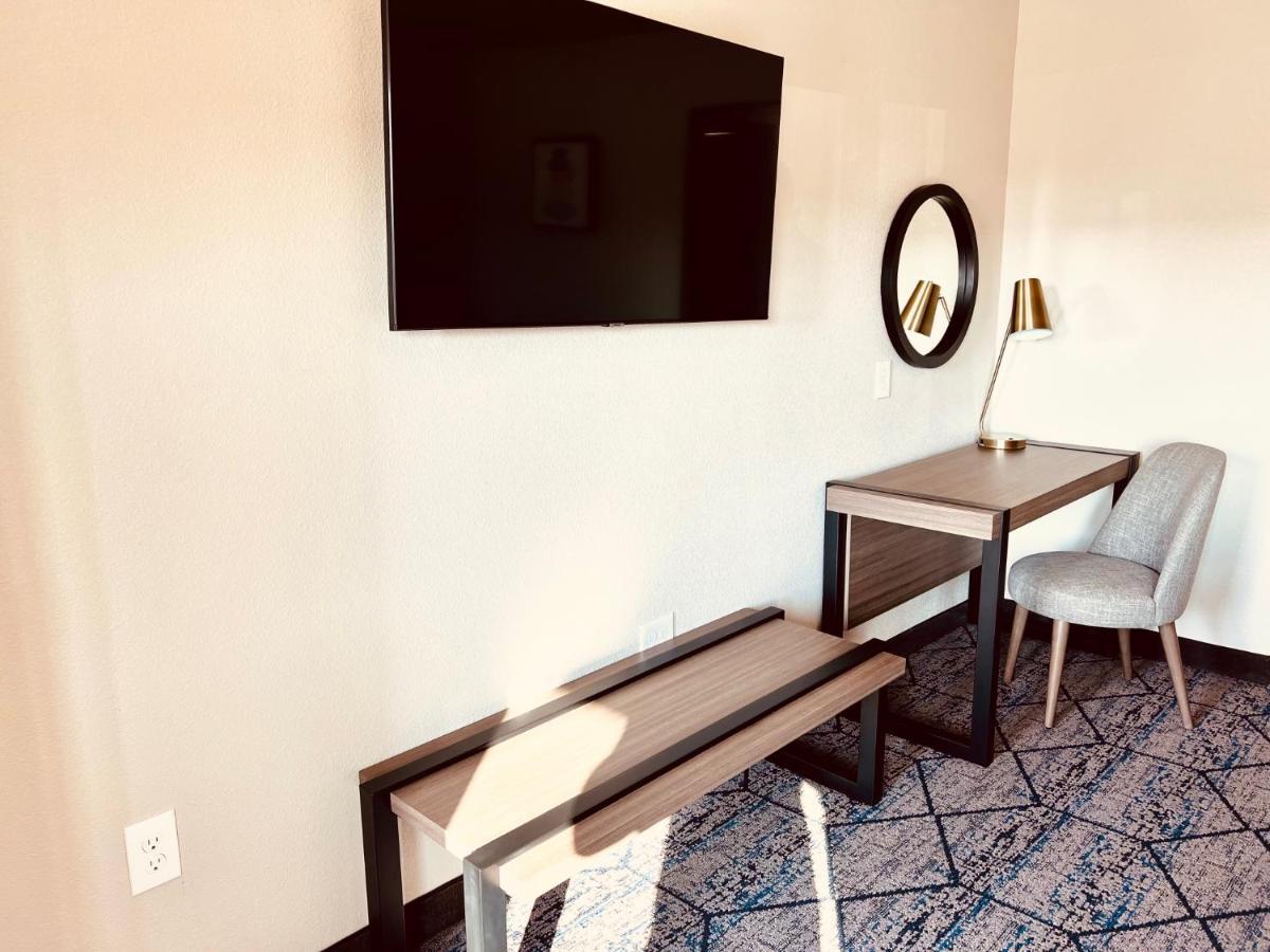 Ramada By Wyndham Yosemite Area Hotel Modesto